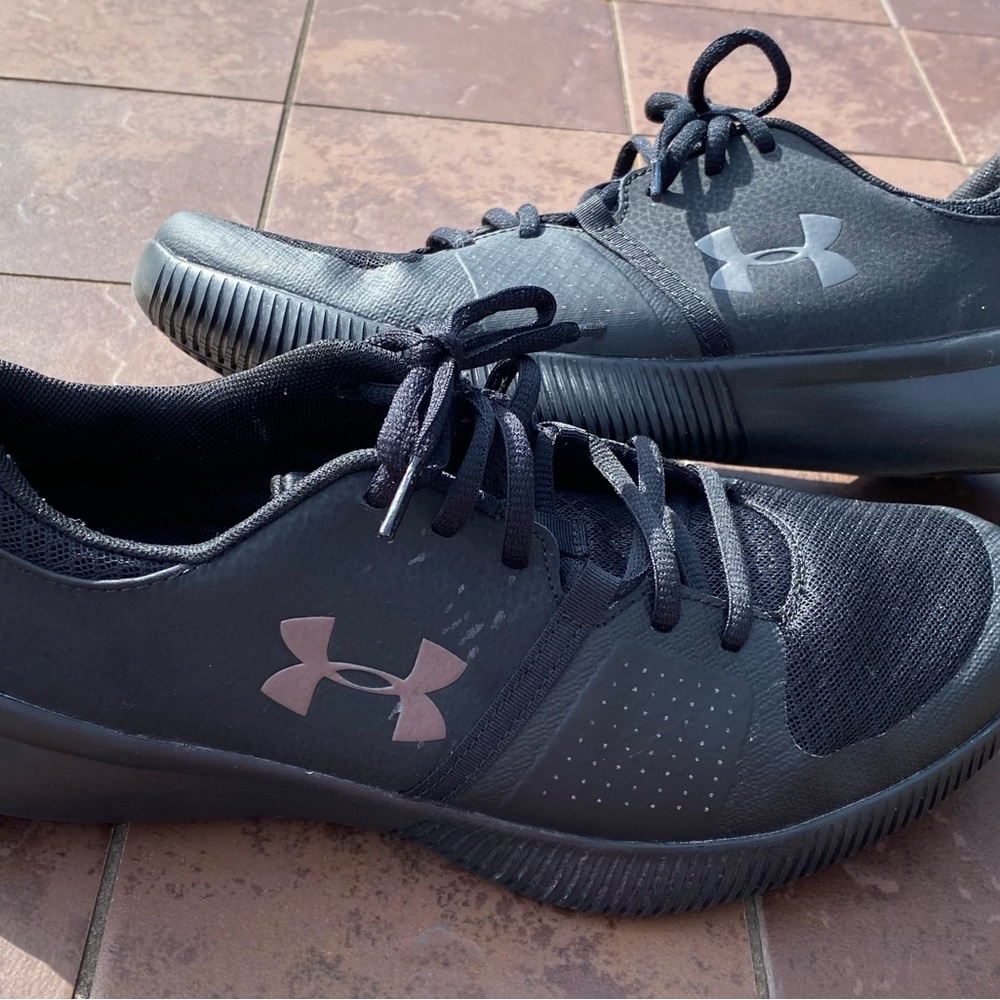 Men’s black Under Armour sneakers….EUC….size 10